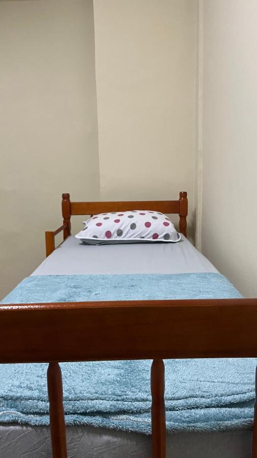 Cama en habitación compartida femenina de 10 camas