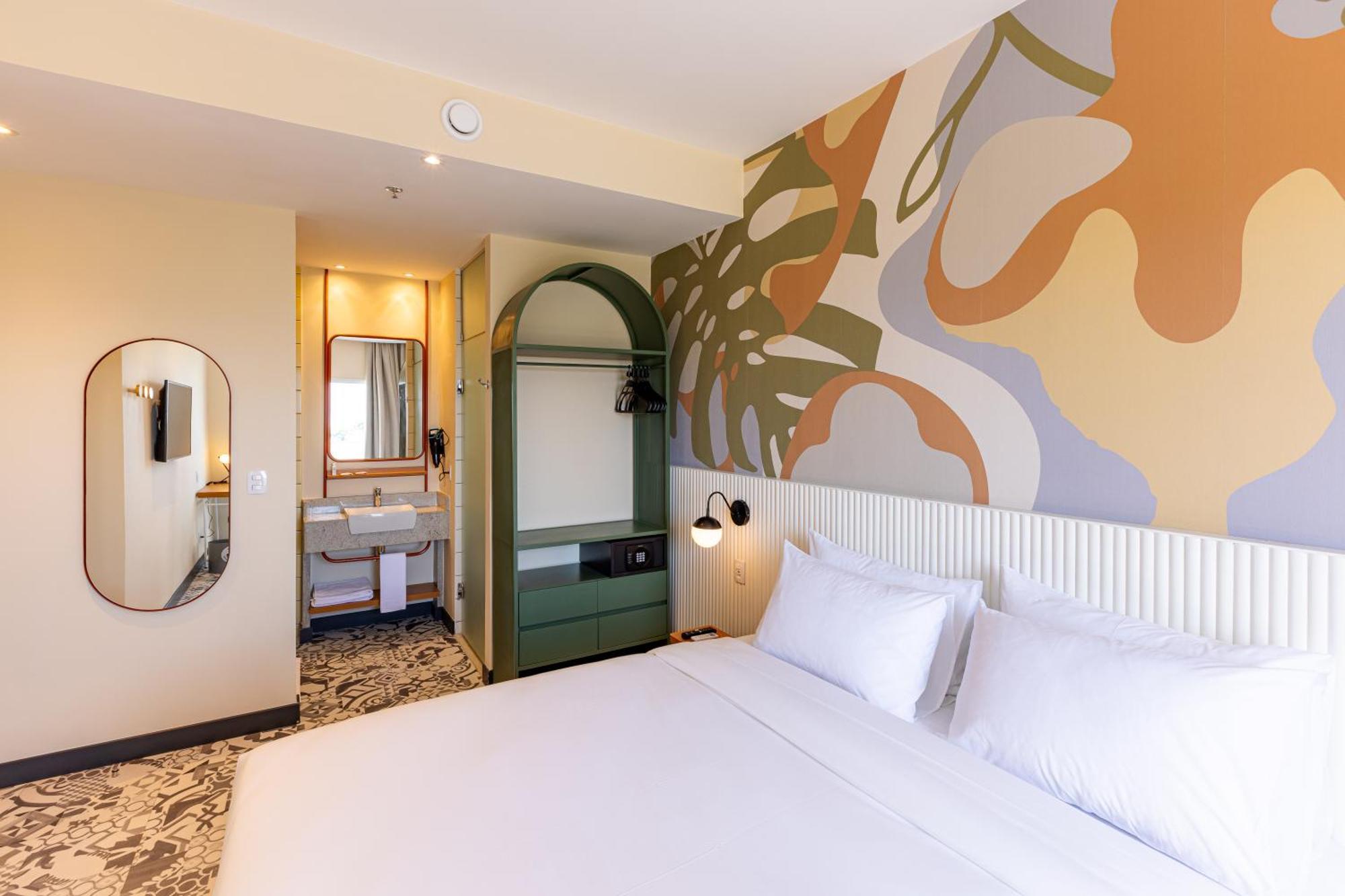 Habitación con cama grande y balcón