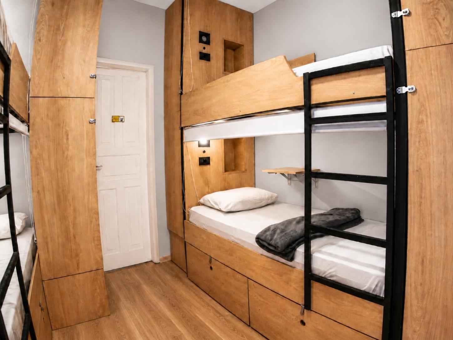 Bed in 6-Bed Mixed Dormitory Room