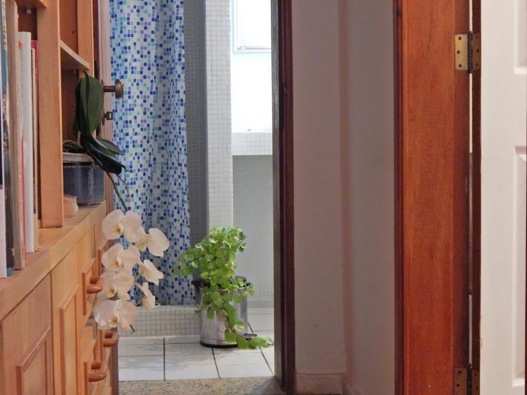 Dreibettzimmer mit Gemeinschaftsbad und Klimaanlage