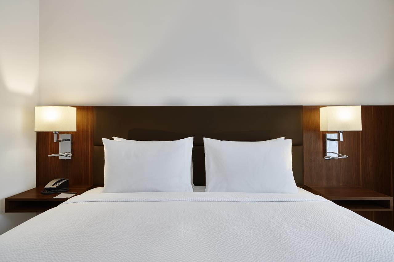 Standard Double - 1 King Bed,809945079:JPEG