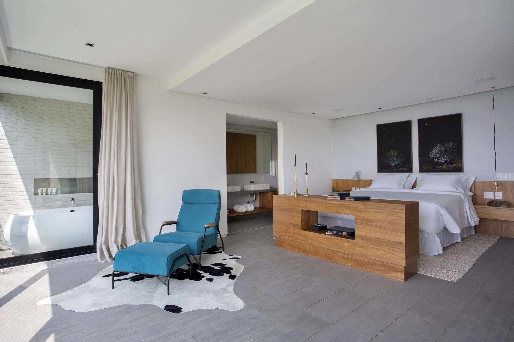 Suite con cama grande y vistas al mar