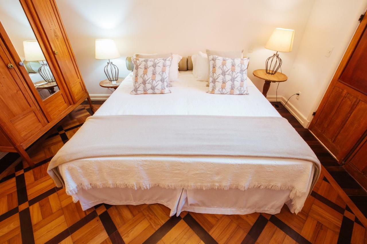 Suite con cama extragrande y vistas a la piscina