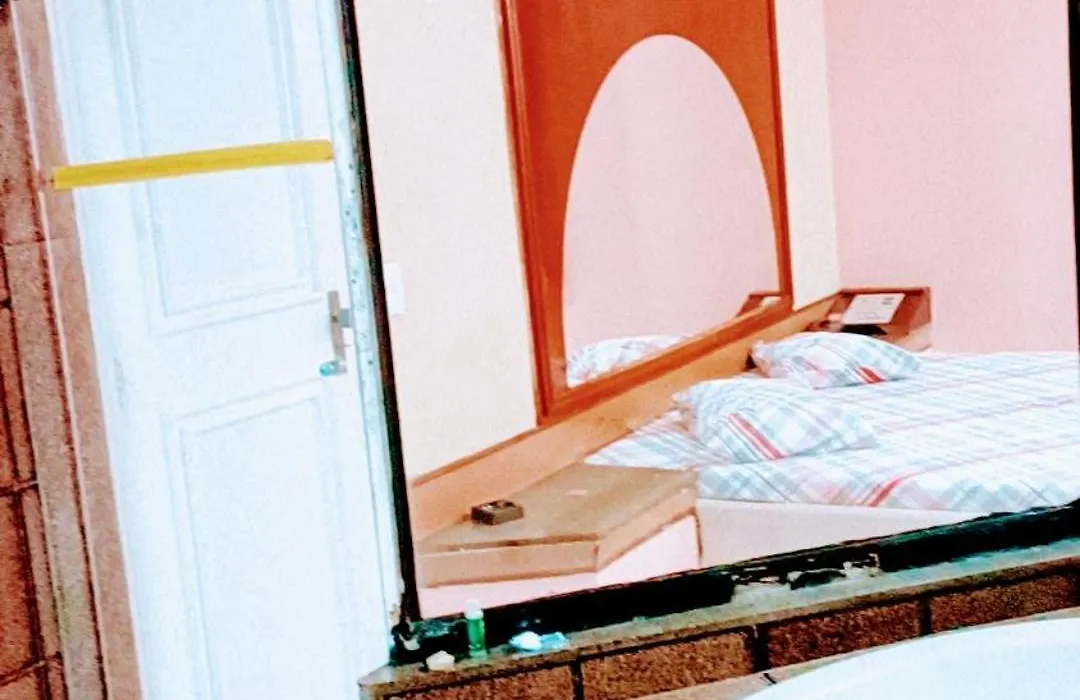 Lips Motel (Adults Only)-1