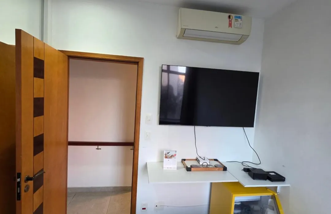 SUÍTE c vista livre e pertíssima das PRAIAS IPANEMA LEBLON ARPOADOR COPACABANA e do CRISTO REDENTOR do BONDINHO PÃO DE AÇUCAR etc Chegando mais cedo que o Check-in do meio-dia, deixe suas malas e vá se divertir, idem no Check-out das 10h manhã-1