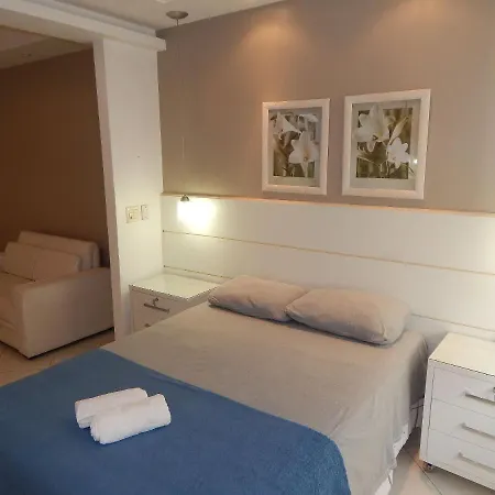 Moderno e espaçoso 1 quarto na quadra da Praia-2