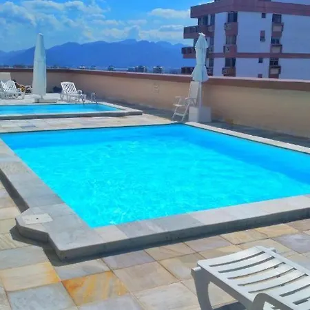 Lindo apto de 2 quartos e 2 banheiros sociais no Barramares com comércio próximo, piscina aquecida, quadras, parquinhos, brinquedoteca, empréstimo de cadeiras e barracas de praia, condomínio em frente à praia, apartamento limpíssimo, equipado, tudo n-3