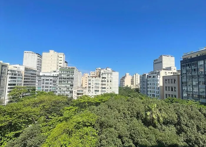 Confortável apto cama queen e sofá cama - COPACABANA