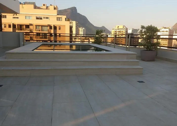 Leblon Inn: Beachside Flat with Daily Housekeeping and Gym Rio de Janeiro