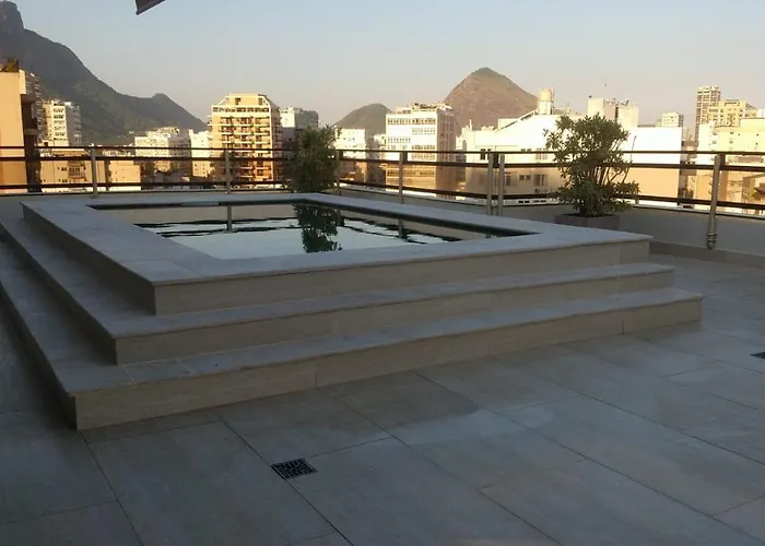 Leblon Inn: Beachside Flat with Daily Housekeeping and Gym Rio de Janeiro