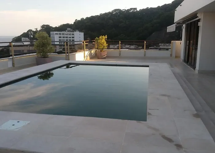 Leblon Inn: Beachside Flat with Daily Housekeeping and Gym Rio de Janeiro