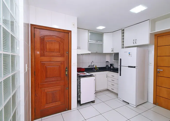 Apartamento 3 Quartos, 2 Minutos Andando Ate A Praia T011