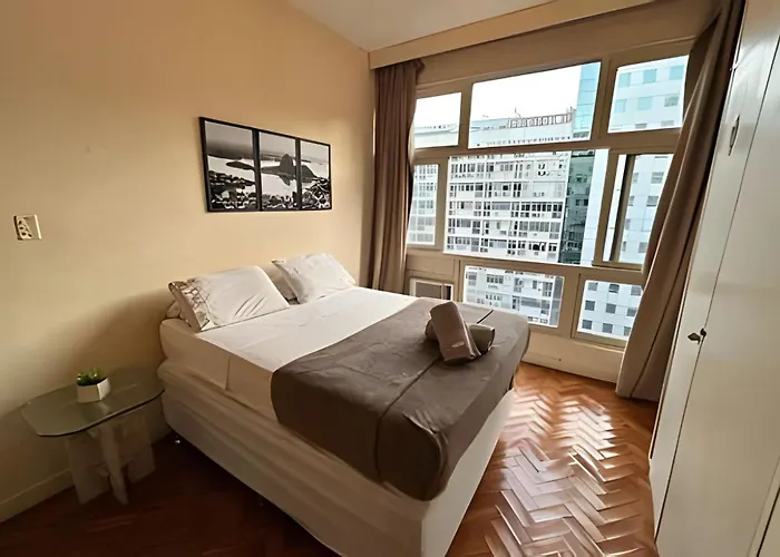 Apartamento Em Copacabana Com Vista Lateral Do Mar